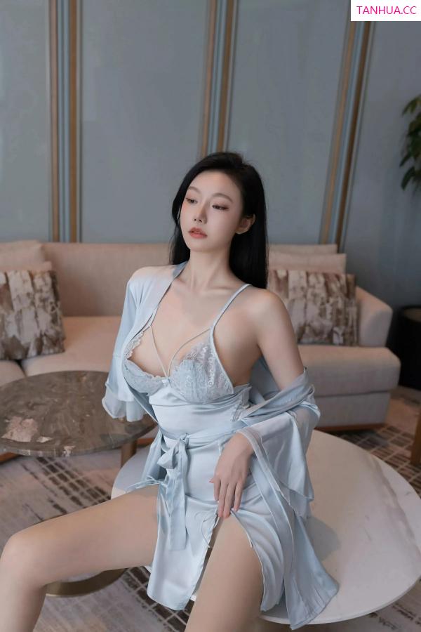 安然Maleah  [XiuRen]高清写真图 2025.06.10 No.10390 安然anran 蓝色连衣短第13张图片